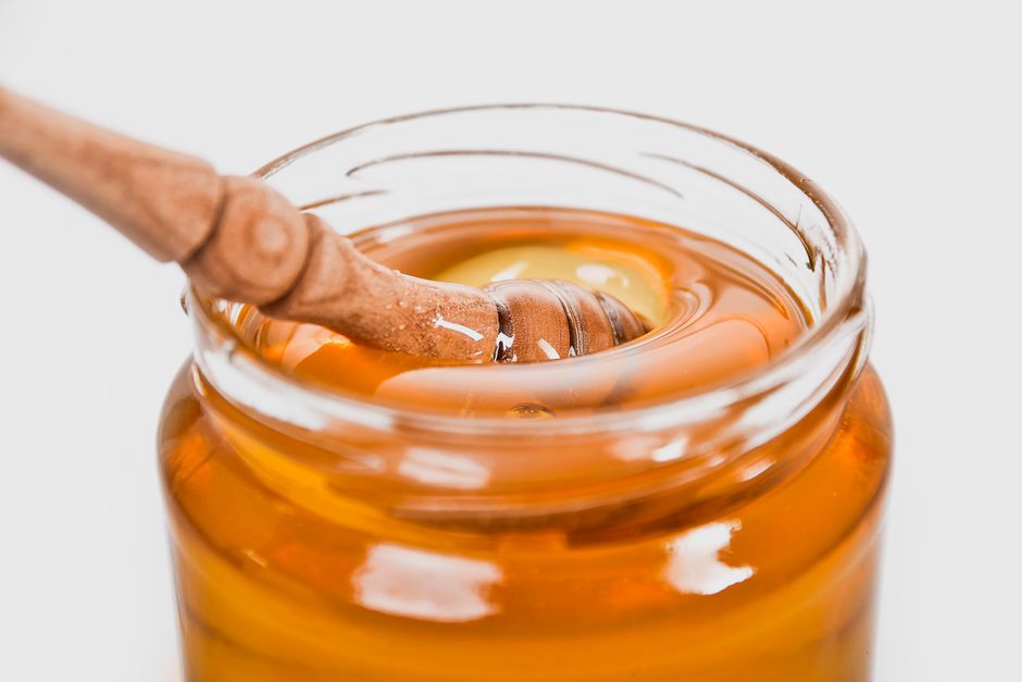 Kozarec slovenskega cvetličnega medu z lesat žlico